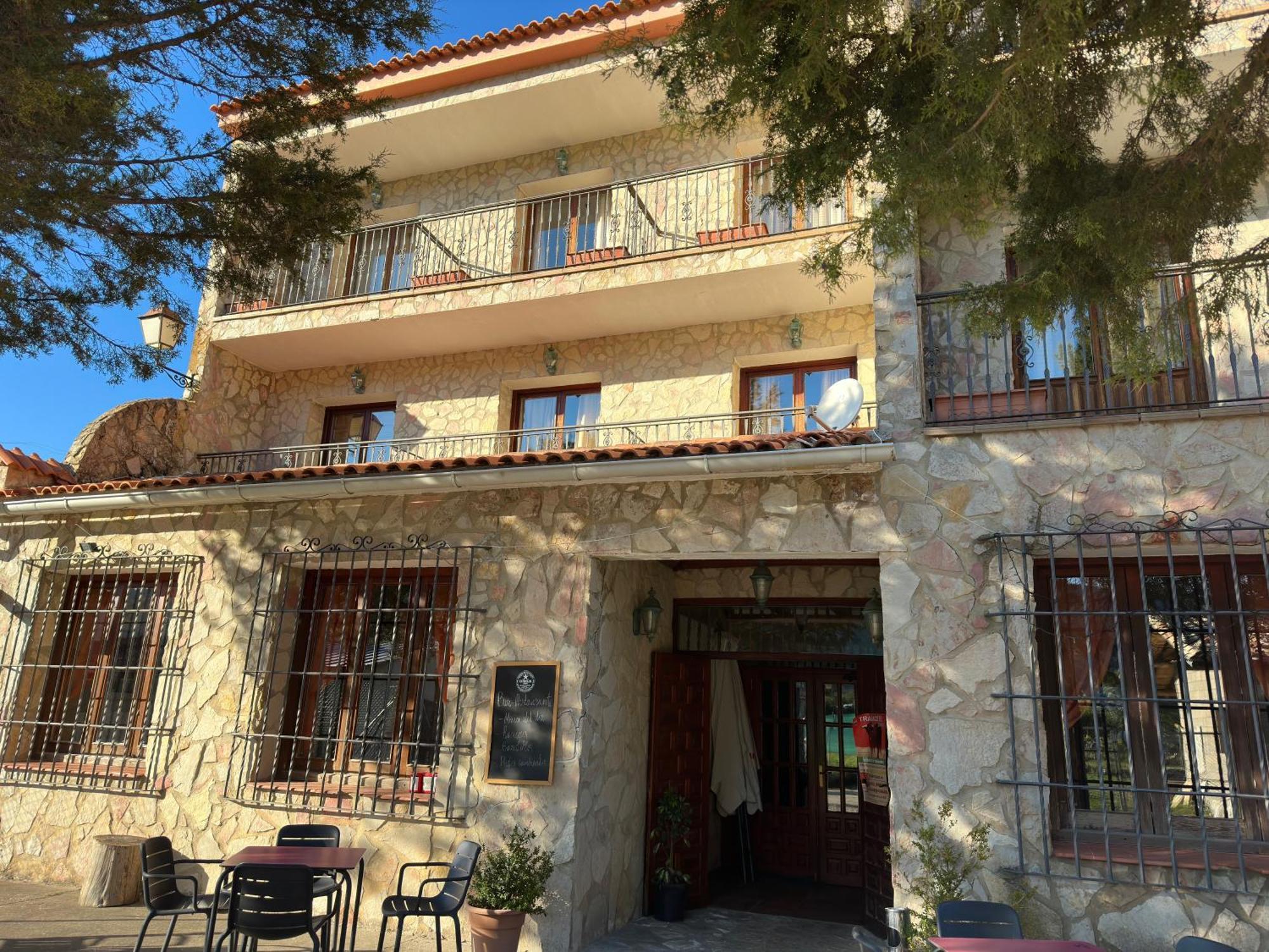 Hotel Restaurante Rio Cuervo Vega del Cadorno Extérieur photo